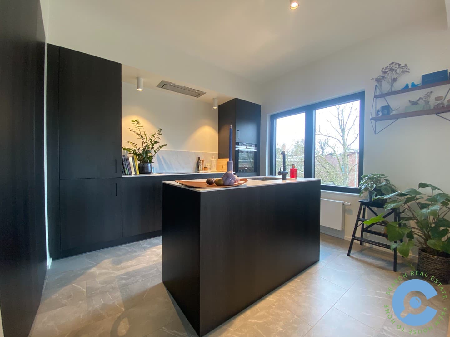 Lichtrijk gerenoveerd twee slaapkamerappartement! 2