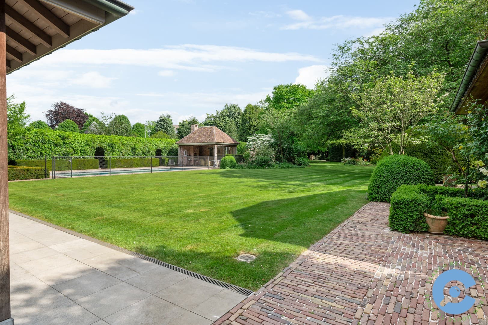 Exclusieve villa met parktuin en zwembad 18