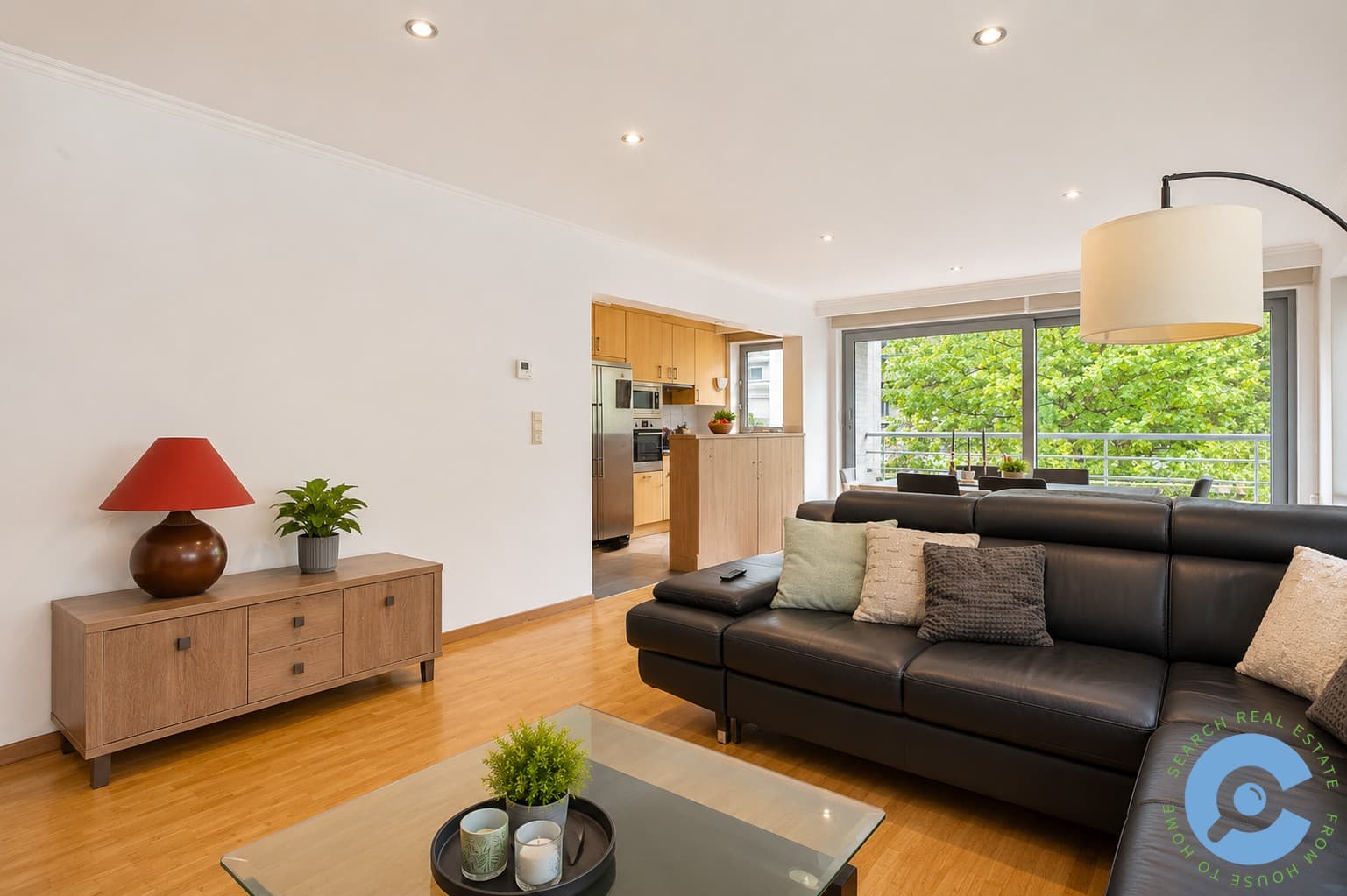 Ruim 3 slaapkamer appartement met terras en garage 3