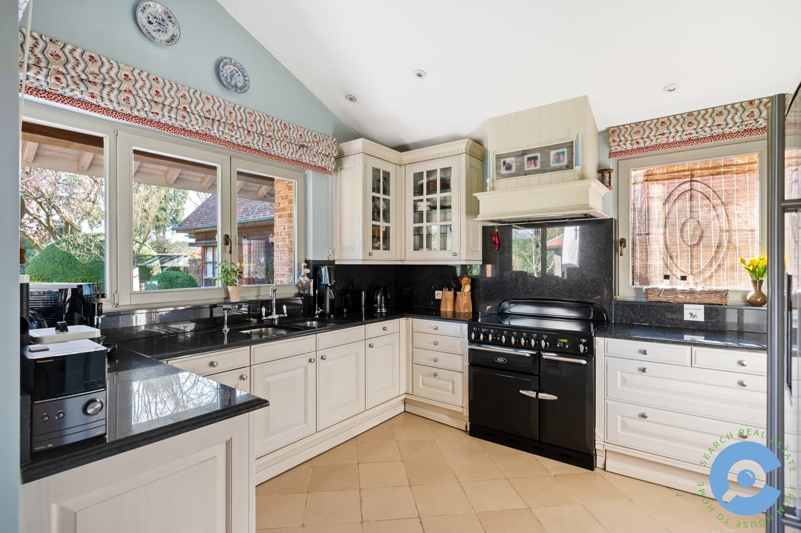 Exclusieve villa met parktuin en zwembad 16